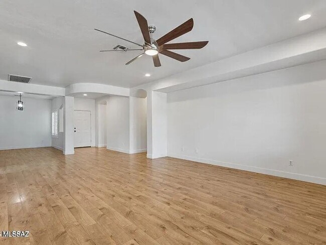 Building Photo - Spacious 3BR House in Sahuarita with Pool!