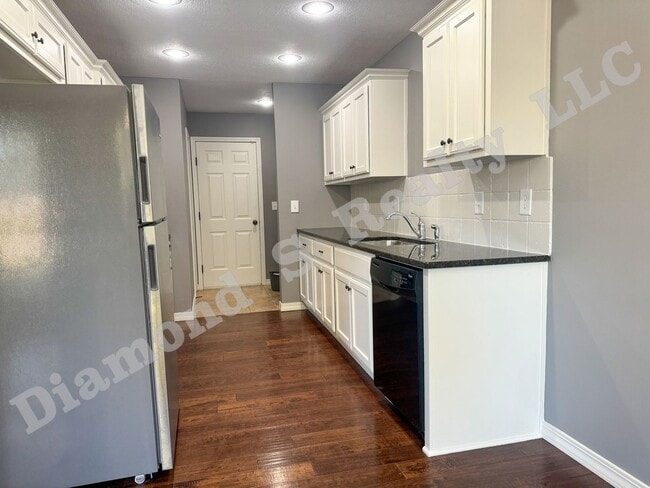 Building Photo - Updated 4 Bed Duplex close to MSU and Down...