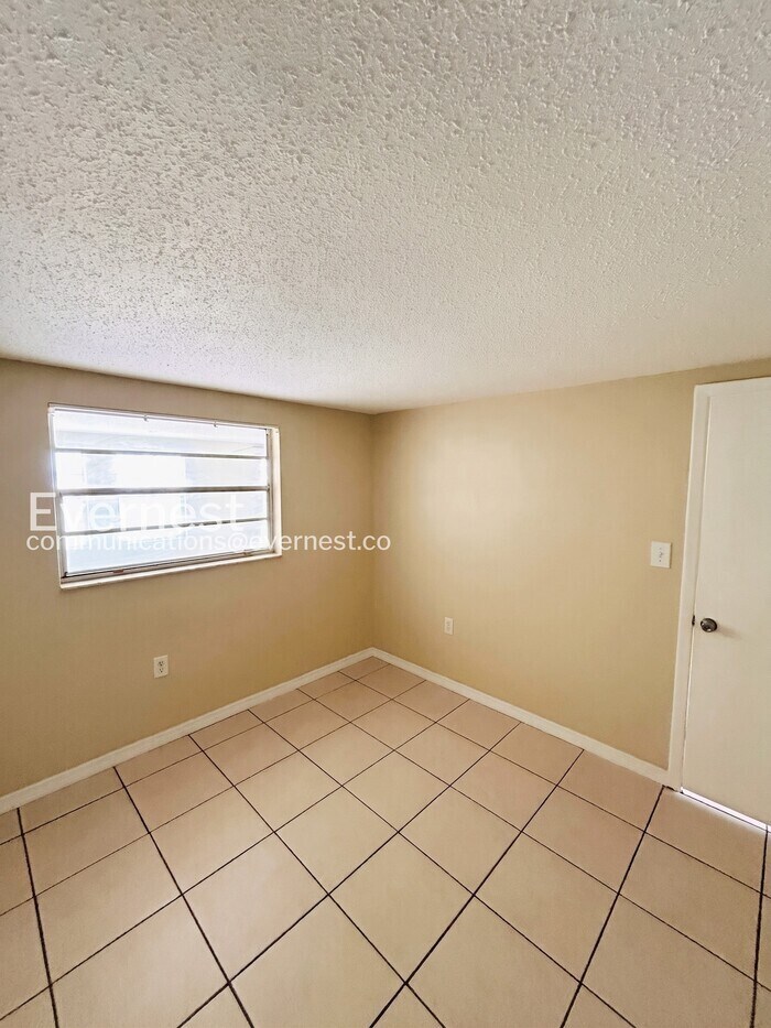 Building Photo - 9130 Chatam Ln