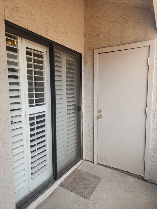 Building Photo - "Charming 2-Bed/1-bath in Phoenix with Cozy 704 Sq Ft Layout – Your Perfect Retreat in Phoenix!" ...