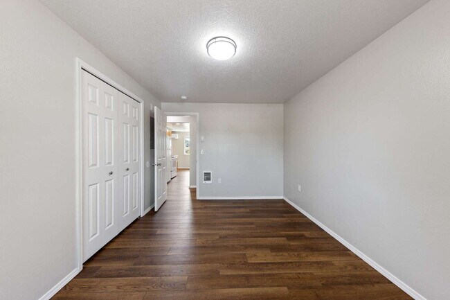 Building Photo - Fresh & Updated 2 bedroom W/S included!