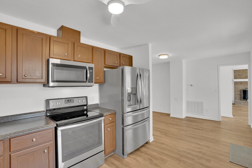 Building Photo - 350 Lakeshore Dr
