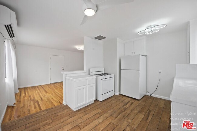 Building Photo - 6640 Woodman Ave
