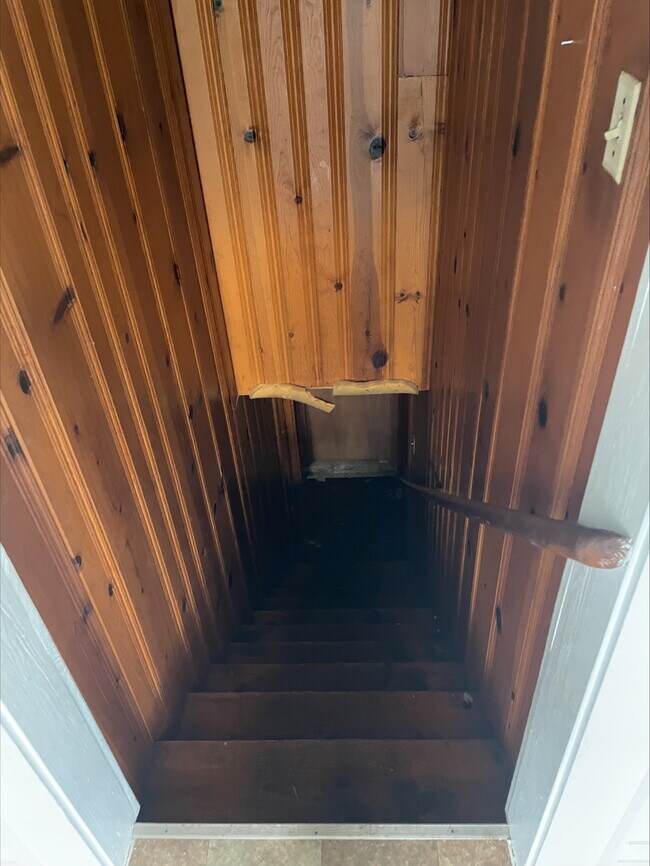 Building Photo - 713 S Cedar St