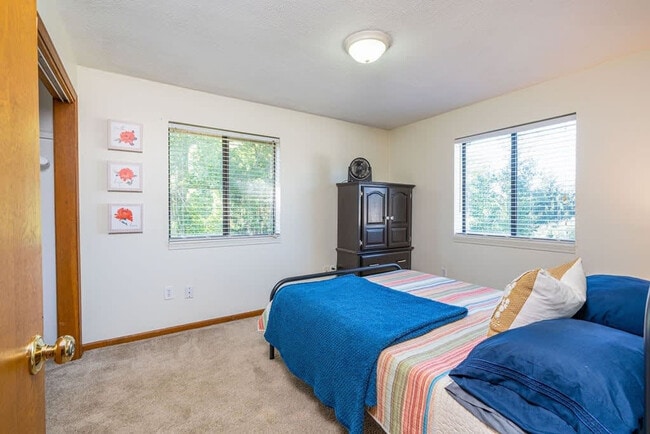 Building Photo - 6542 Bella Vista Dr NE