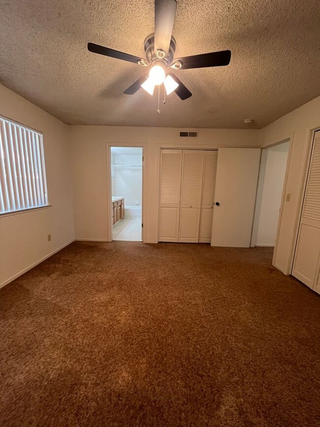 Building Photo - Robin