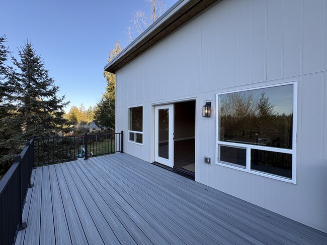 Building Photo - 1690 SE Crescent Dr