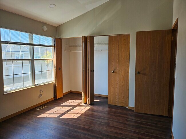Building Photo - 640 Le Parc Cir
