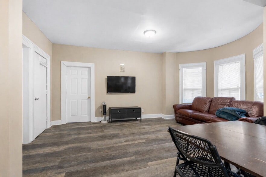 Building Photo - 72 Walnut St