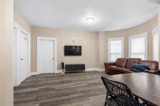 Building Photo - 72 Walnut St