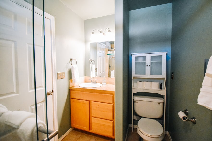 Master Bath - 3204 N SMITH ST