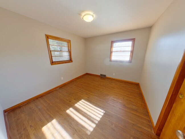 Building Photo - 2122 S Chautaqua