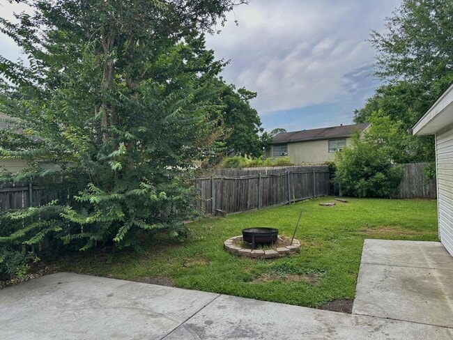 Building Photo - 527 Queen Anne Dr