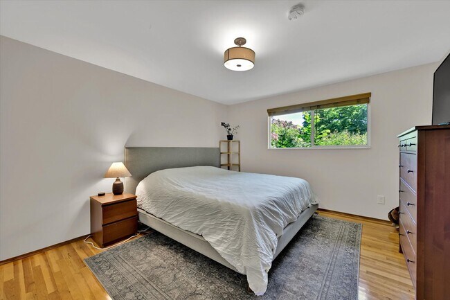 Building Photo - 7/1 Kent East Hill 4 bedroom rambler with ...
