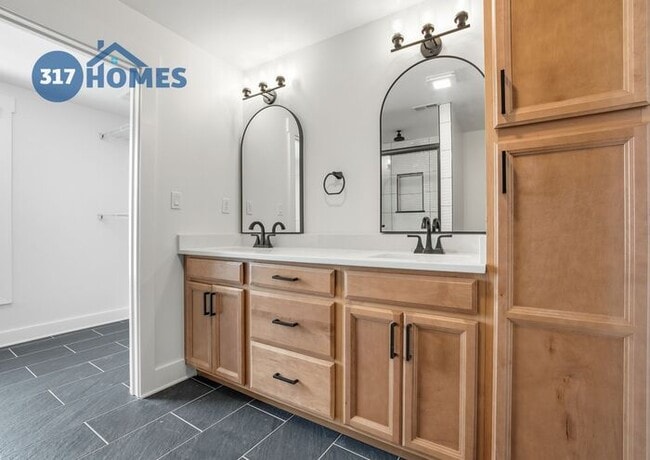 Building Photo - Modern 3 Bedroom Townhome with Skyline Views in Holy Cross