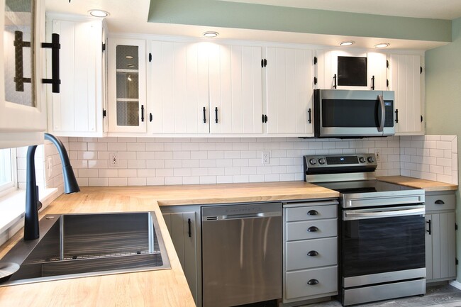 Building Photo - Beautiful Home in Gleneagle Neighborhood