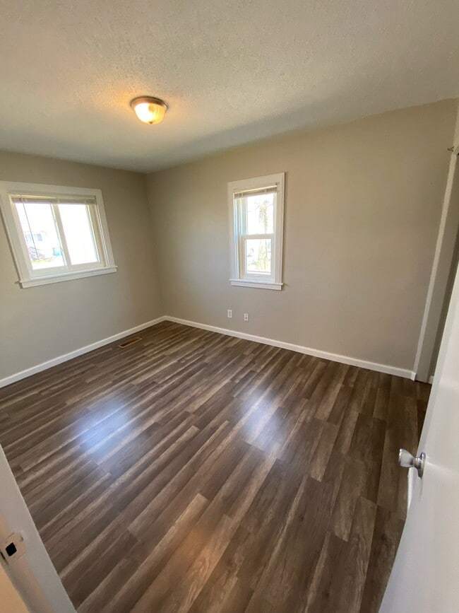 Building Photo - 7 Briarcliff Dr