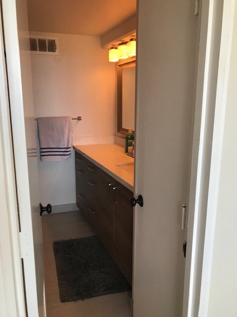 Master Bathroom - 2333 Kapiolani Blvd