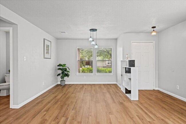 Building Photo - 2411 Glen Field Dr