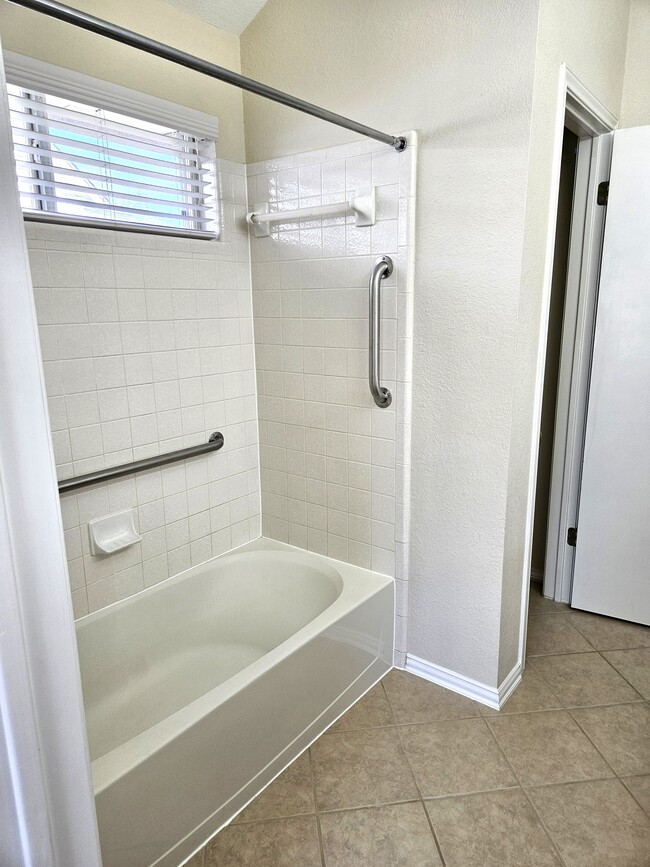 Building Photo - 1002 Woodview Dr