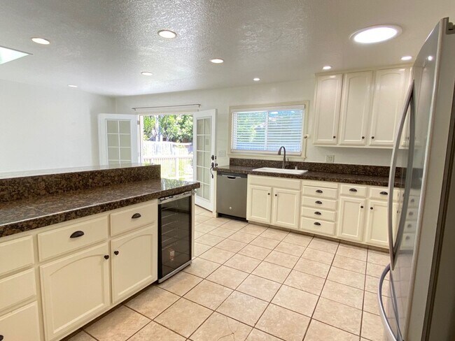 Building Photo - 3 Bedroom Home in East Santa Rosa