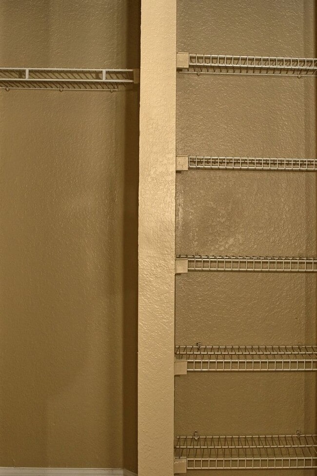 Building Photo - Spacious 2 bed 2 bath condo, split floorplan on the 3rd floor! Gated community at Mosaic at Millenia