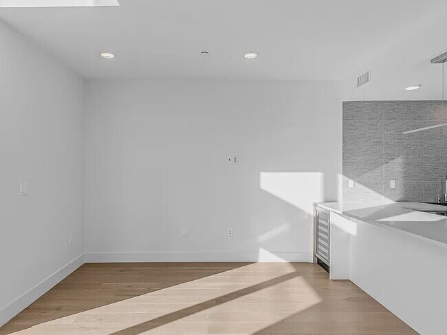 Building Photo - 2000 Beachwood Dr