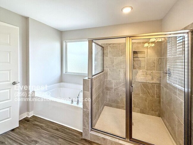 Building Photo - Spacious and Bright 3-Bedroom Home in a Co...