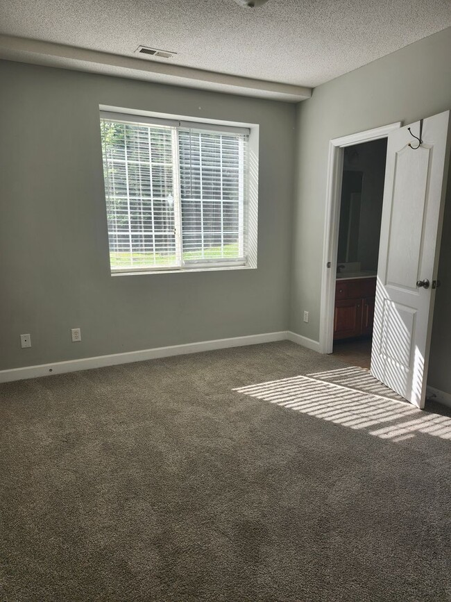 Building Photo - Spacious 4 Bedroom 3 bath in Hamilton on Hunter Subdivision