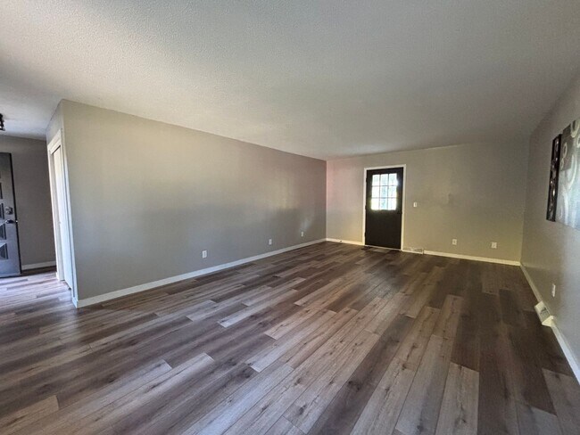 Building Photo - 2 Bedroom Duplex in Council Bluffs – Updat...