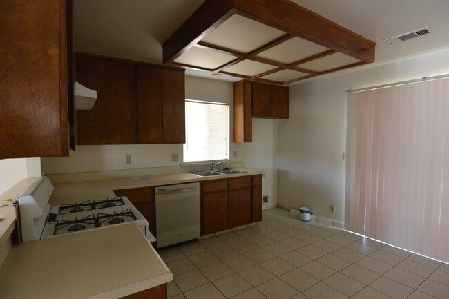 Building Photo - Nice home in Northwest Tulare neighborhood near schools