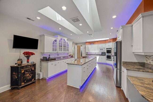 Building Photo - Gorgeous, Fully furnished 3 Bed 3.5 bath h...
