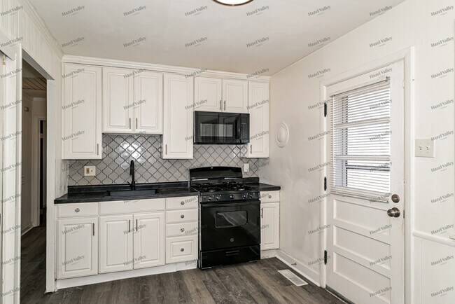 Building Photo - 841 Lebon Dr