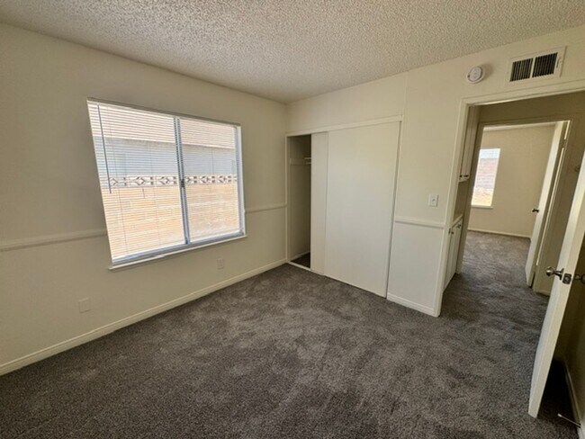 Building Photo - Gorgeous Remodeled 3+2 - $2600