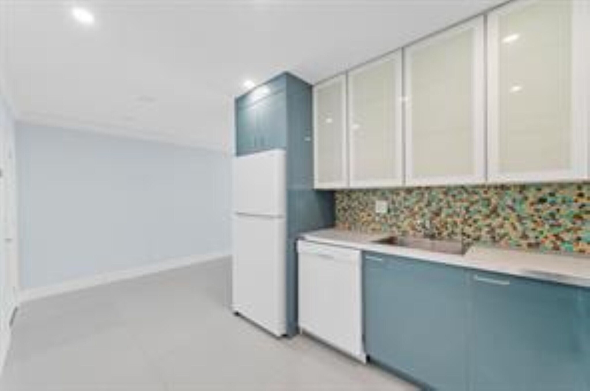 Building Photo - 3220 Bayview Dr