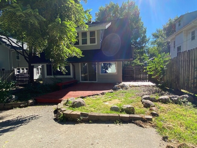 Building Photo - 4 Bedroom 2 Bathroom 2 Stall Detached Garage
