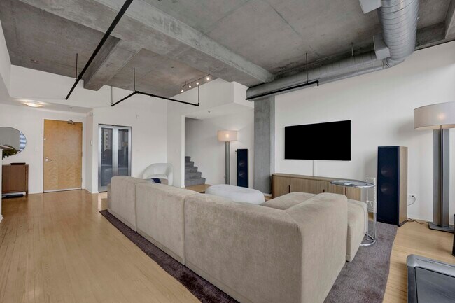 Building Photo - 700 W Van Buren St