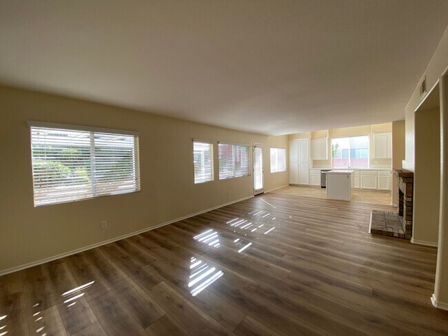 Building Photo - Beautiful Spacious 3BR/2.5BA Located in the Ivey Glenn Community!!