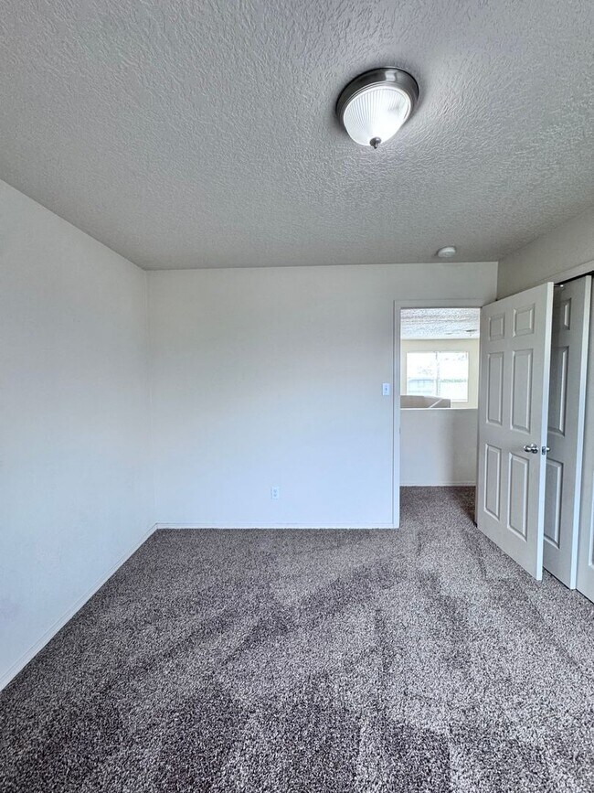 Building Photo - 4 bedroom 2.5 bath home-New Flooring