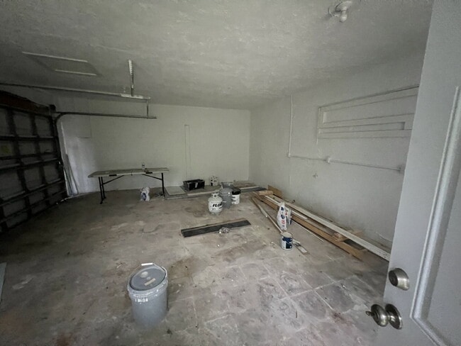 Building Photo - 3BR/1BA Home in Fort Myers with Large Detached Garage 20x25