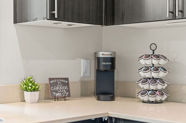 Building Photo - 711 W Broadway Rd