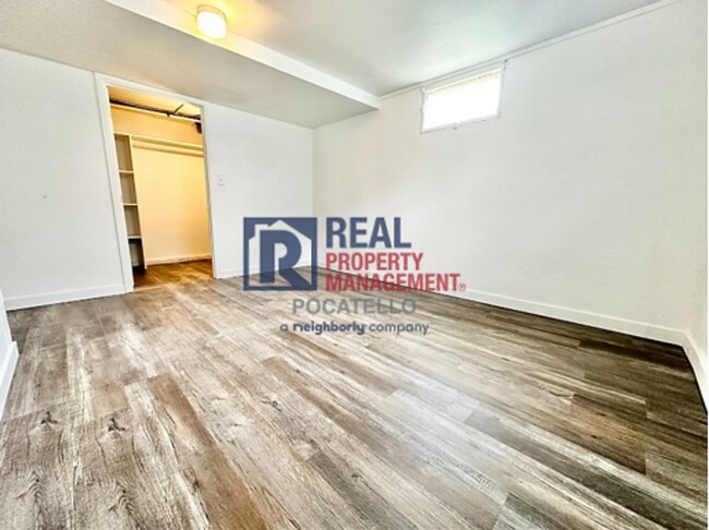 Building Photo - MOVE IN SPECIAL - 4 Bed 2 Bath House - PET...