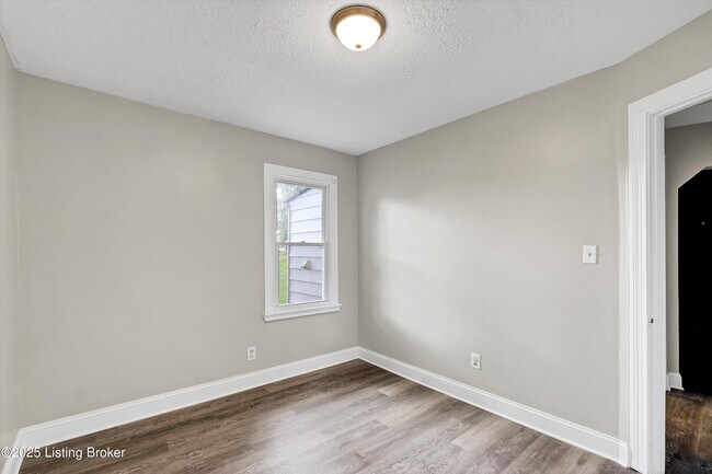 Building Photo - 3328 Farnsley Rd
