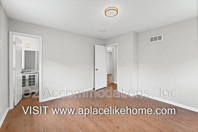 Building Photo - 1105 W Elm Terrace