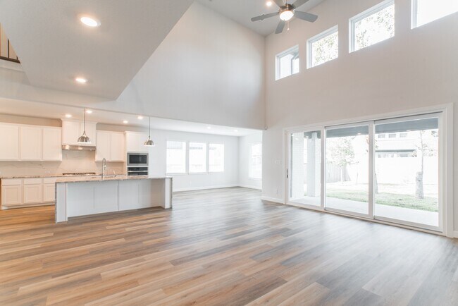 Building Photo - 11 Mariposa Wds Dr