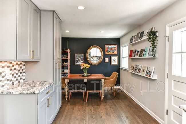 Building Photo - 1015 Woods Pl