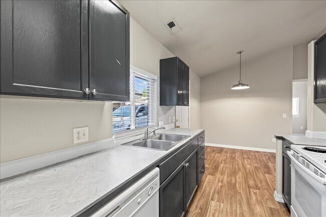 Building Photo - 3 Bedroom 2 Bathroom Near Whitewater Park