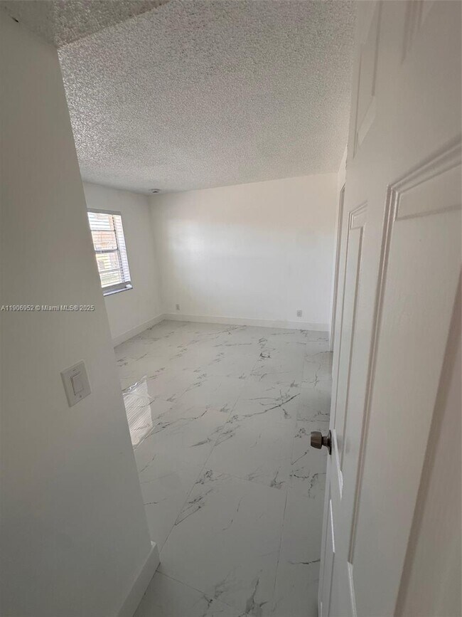 Building Photo - 1021 Twin Lakes Dr