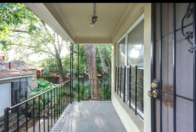 Building Photo - Carriage House apartment, near downtown, w...