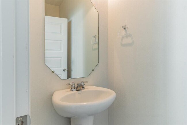 Building Photo - 1620 Bryant Dr